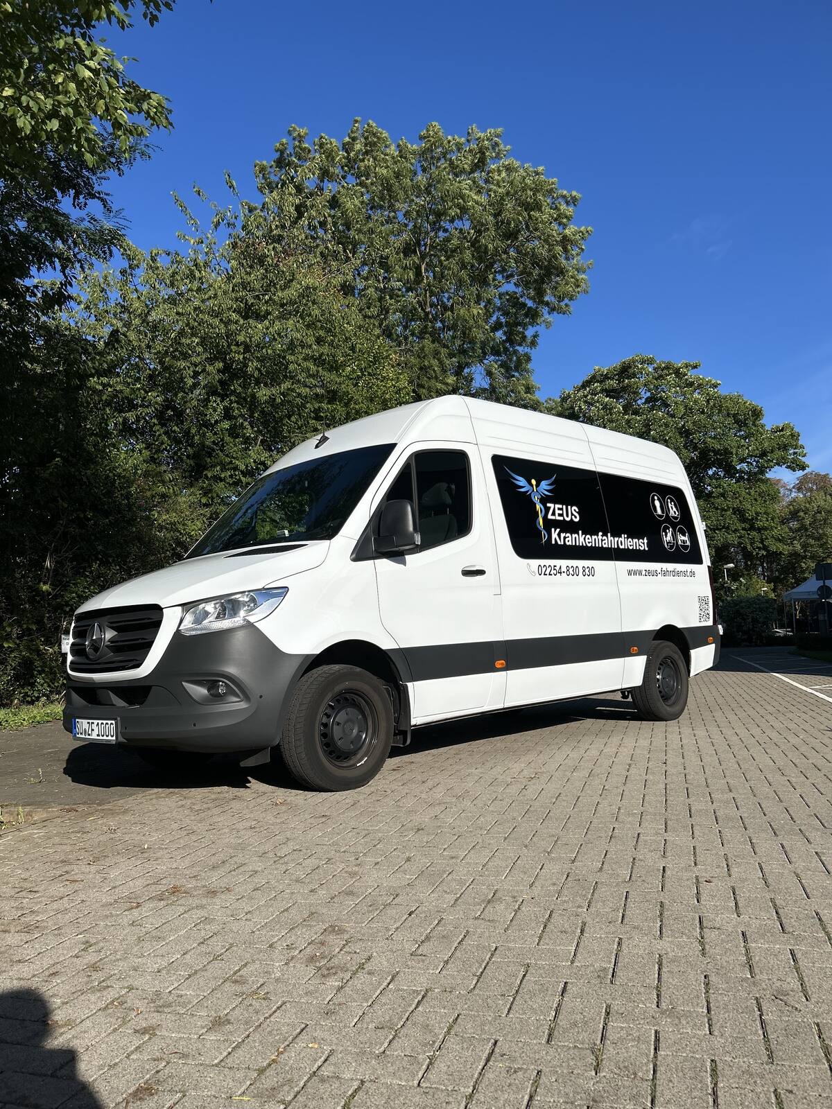 Mercedes-Benz Sprinter Krankenfahrzeug von ZEUS Fahrdienste GmbH auf einem Parkplatz