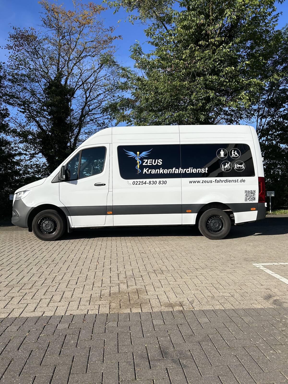 Seitenansicht eines ZEUS-Krankenfahrzeugs, Mercedes-Benz Sprinter
